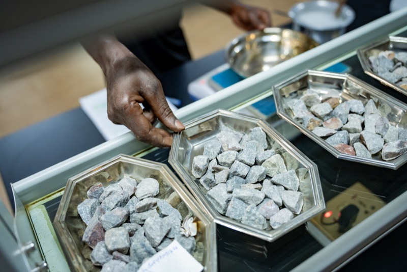 Aggregate samples sorted into trays