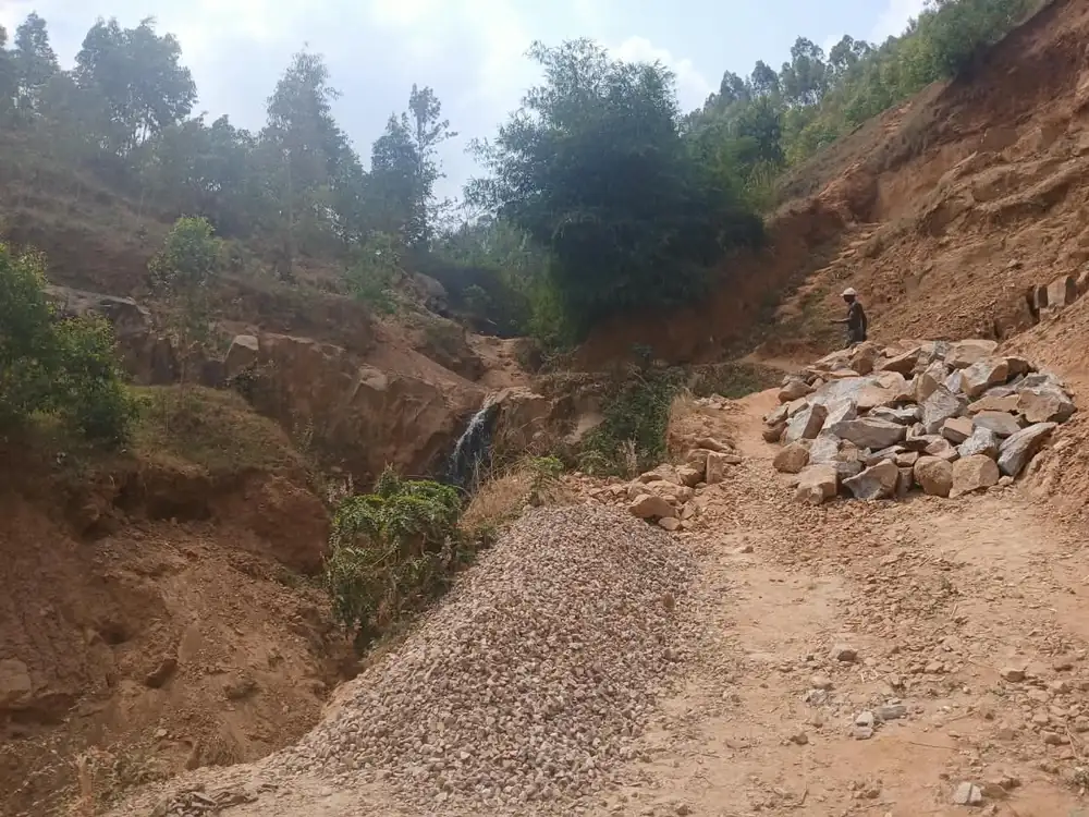 Quarry source with crushed aggregate stockpiled on site